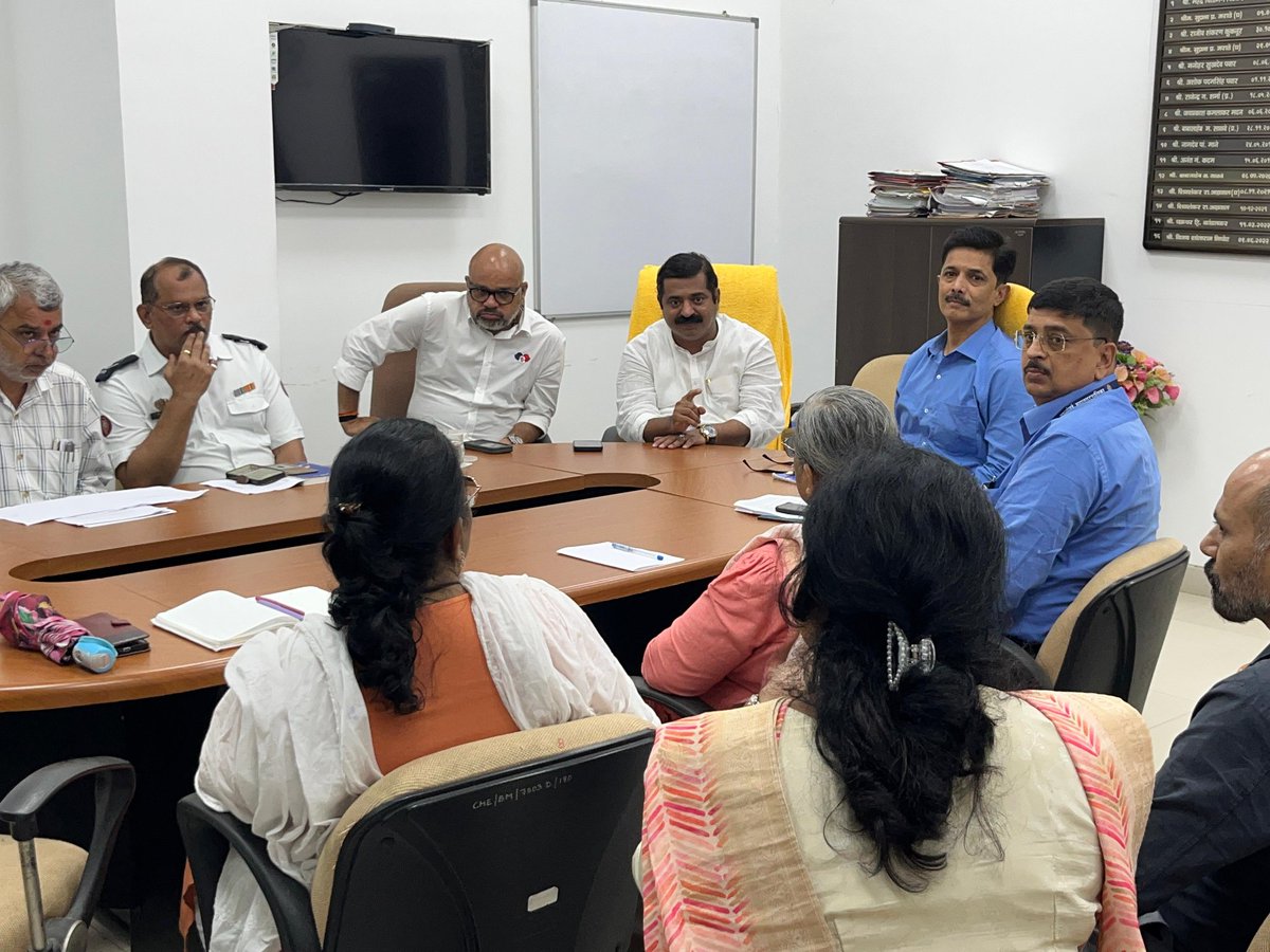 आज वरळी हब येथे महानगरपालिका अधिकाऱ्यांसोबत घाटकोपरच्या विविध कामासंदर्भात आढावा बैठक घेऊन लवकरात लवकर कामे मार्गी लावण्यासंदर्भात अधिकाऱ्यांना सूचना दिल्या...