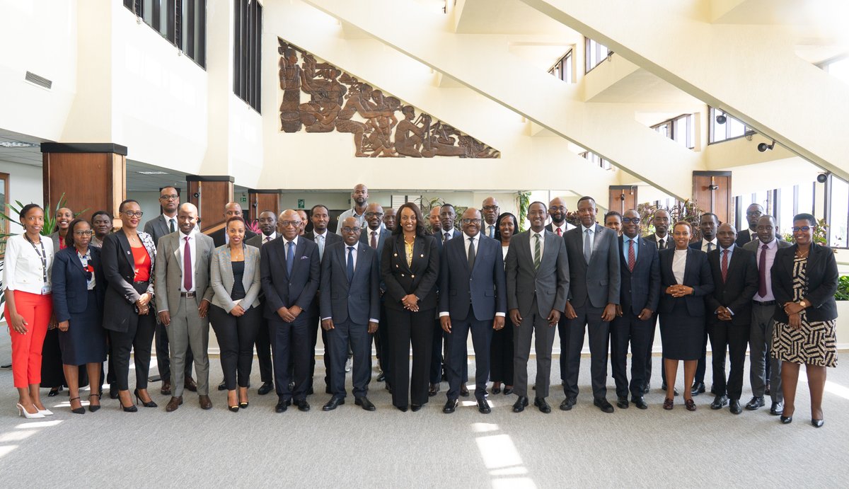 Central Bank of Rwanda (@centralbankrw) on Twitter photo Muri iki gitondo, Nyakubahwa Minisitiri w'Intebe <a href="/Dr_JNsengiyumva/">Dr. Justin Nsengiyumva</a> yakoze ihererekanya ry'imirimo yari ashinzwe muri Banki Nkuru y'u #Rwanda nka Guverineri Wungirije; nyuma yo kugirwa Minisitiri wโIntebe wa Repubulika yโu #Rwanda.
Tubifurije ishya nโihirwe mu mirimo mishya Muri iki gitondo, Nyakubahwa Minisitiri w'Intebe <a href="/Dr_JNsengiyumva/">Dr. Justin Nsengiyumva</a> yakoze ihererekanya ry'imirimo yari ashinzwe muri Banki Nkuru y'u #Rwanda nka Guverineri Wungirije; nyuma yo kugirwa Minisitiri wโIntebe wa Repubulika yโu #Rwanda.
Tubifurije ishya nโihirwe mu mirimo mishya