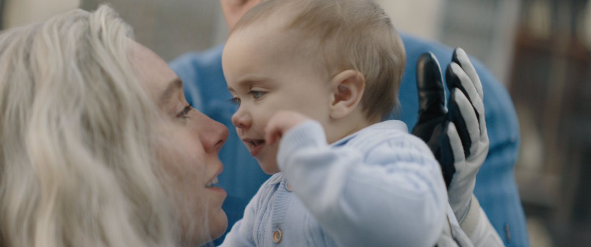 Selain karena kemampuannya yang powerful, peran Sue Storm juga jadi penghangat buat keluarga dan semua warga di film ini.

Sebagai ibu yang berjuang untuk anaknya, dan sebagai Super Hero yang menyelamatkan bumi dari ancaman Galactus bikin nontonnya kerasa emosional🥹