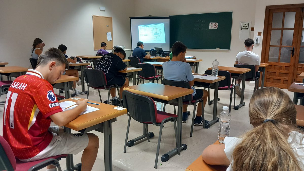 ¡Seguimos con los exámenes oficiales de #Cambridge! ✍️ Ayer estuvimos en la convocatoria de #Antequera y mañana tendremos pruebas en Málaga 👏 

Consigue tu certificado con #IdiomasFGUMA
fguma.es/cambridge-info…