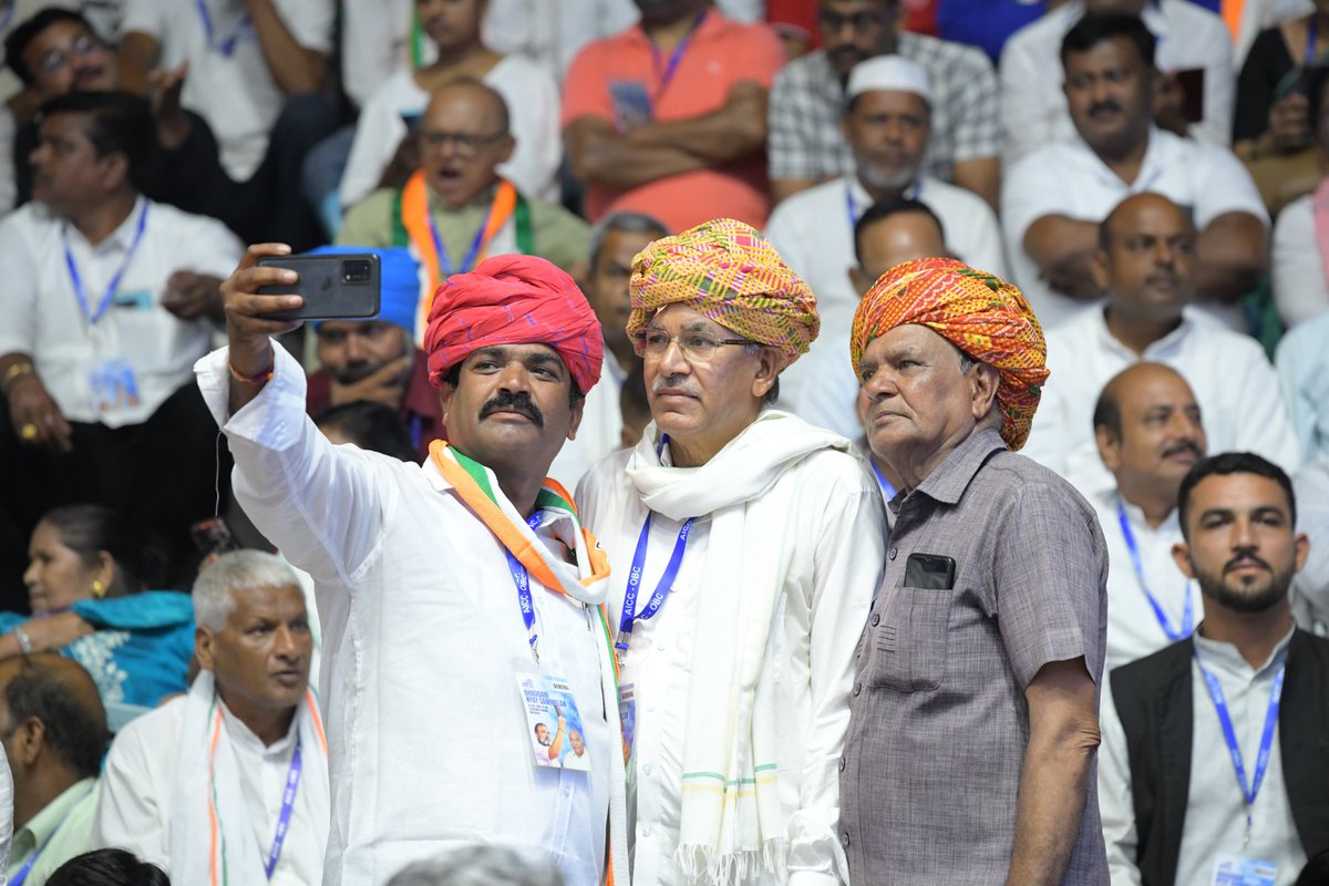Today, Congress President Shri Mallikarjun @Kharge attended the ‘Bhagidari Nyay Sammelan’ organised by the AICC OBC Department in New Delhi.

He thanked the organisers for successfully holding a meaningful event that witnessed a massive turnout of people aware of their rights and