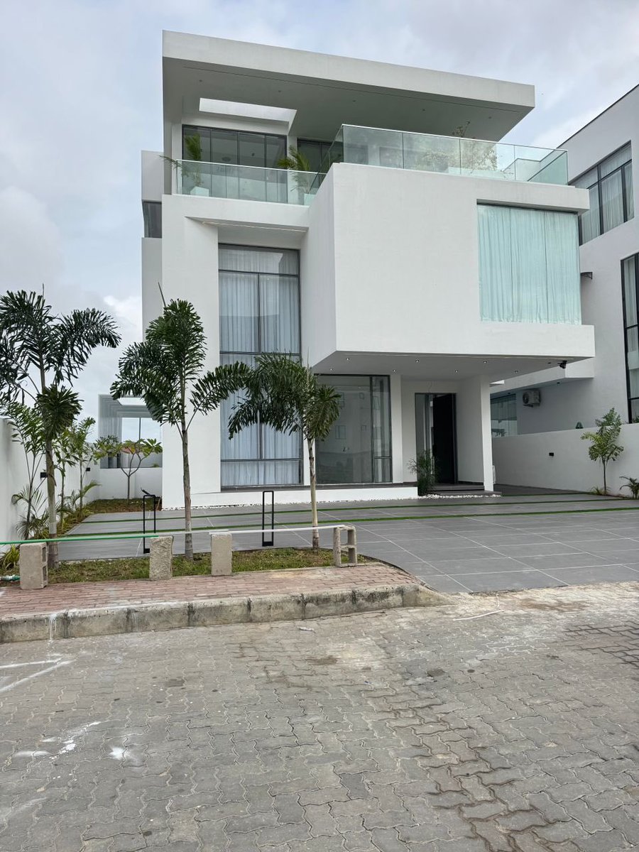 JustKingss's tweet image. WITH JUST 1 BILLION NAIRA (1,000,000,000) THIS BEAUTIFUL ART IS ALL YOURS 🤩❤️💥
MAGNIFICENT 5 BEDROOM FULLY DETACHED DUPLEX WITH A PRIVATE POOL, LOUNGE, ELEVATOR, CINEMA & GYM
LOCATION: IKATE, LEKKI LAGOS
PRICE: 1 BILLION NAIRA ONLY.
DM for inspection and inquiries.