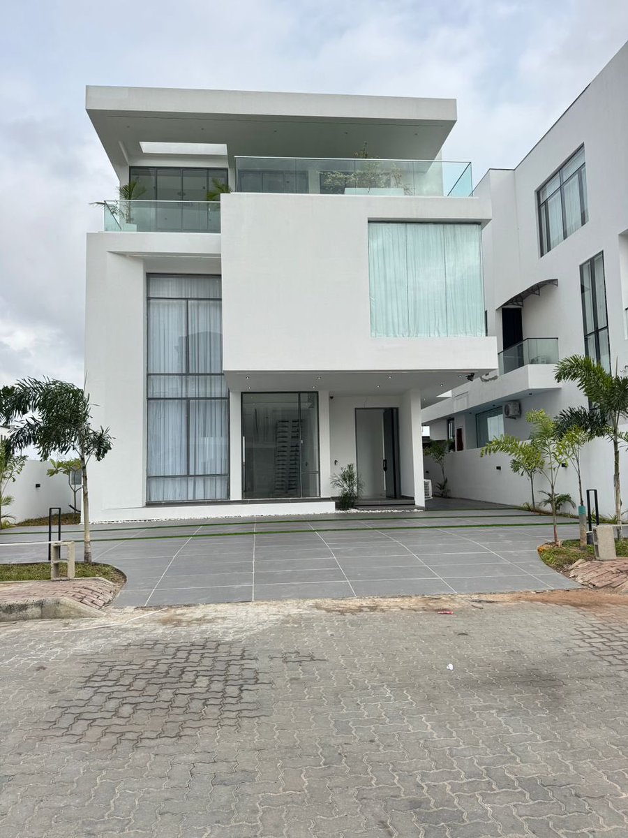 JustKingss's tweet image. WITH JUST 1 BILLION NAIRA (1,000,000,000) THIS BEAUTIFUL ART IS ALL YOURS 🤩❤️💥
MAGNIFICENT 5 BEDROOM FULLY DETACHED DUPLEX WITH A PRIVATE POOL, LOUNGE, ELEVATOR, CINEMA & GYM
LOCATION: IKATE, LEKKI LAGOS
PRICE: 1 BILLION NAIRA ONLY.
DM for inspection and inquiries.