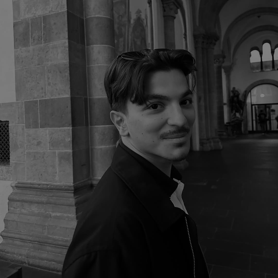 Bölümümüz 1. sınıf öğrencisi Salih Koç’un ABD’de Work and Travel kapsamında geçirdiği trafik kazasında hayatını kaybettiğini büyük bir üzüntüyle öğrendik.
Kendisine Allah’tan rahmet, ailesine ve sevenlerine başsağlığı diliyoruz.