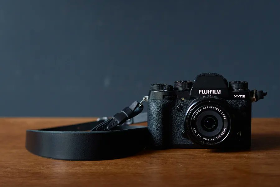 monogram_cp's tweet image. 【monogramオンラインストア】「一枚革カメラストラップ【ヌメ革】（ブラック×ブラック）」再入荷しました。自然な染料で染めた高品質な牛ヌメ革をそのまま切り出して作った贅沢なカメラストラップ。ストラップ本体には一切の装飾を施していません。
camepstore.com/?pid=113044883