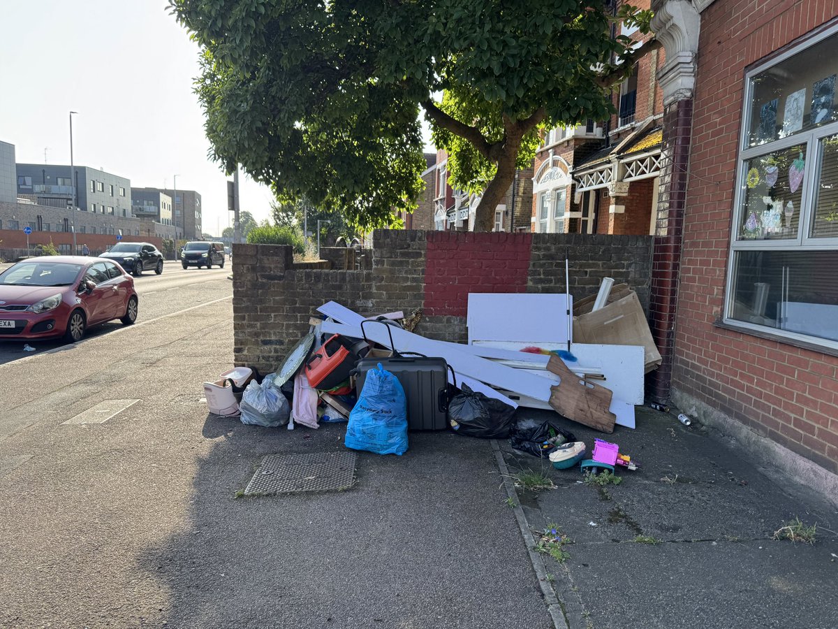 JoeSolomon7's tweet photo. @EnfieldCouncil why are residents on Bowes Road(between Brownlow Road and Livingston Road) provided with no sealed bins despite a major rat infestation? We need sealed bins NOW to protect public health. #Enfield  #wastemanagement https://t.co/Wm2nwO2U8G