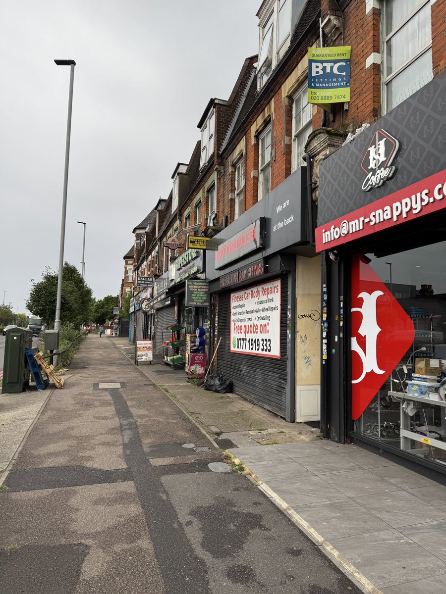JoeSolomon7's tweet photo. @EnfieldCouncil why are residents on Bowes Road(between Brownlow Road and Livingston Road) provided with no sealed bins despite a major rat infestation? We need sealed bins NOW to protect public health. #Enfield  #wastemanagement https://t.co/Wm2nwO2U8G