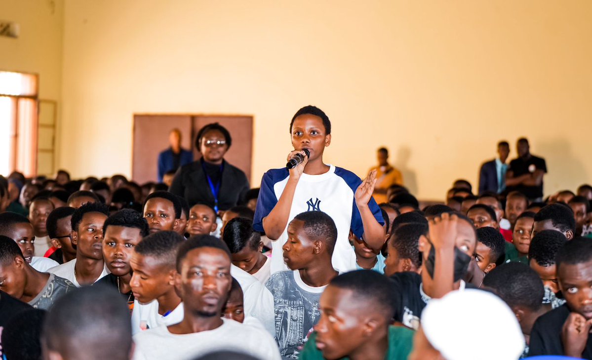 RwandaMoD's tweet image. On 24 July 2025, the RDF Chief of Civil-Military Cooperation, Colonel Désiré Migambi, engaged with over 1,000 students from various secondary schools across the country during the annual Vision Conference held at Star Secondary School in Masaka, Kicukiro District.
The workshop…