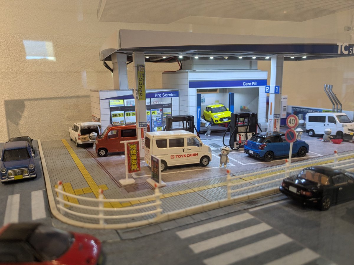 TOYSCABIN's tweet image. 明日は第4土曜なので直営店営業日です!そしてかねてからお願いしていた、nekozukiさん作の1/64ガソスタジオラマを遂に展示致しました🥳💨
やはりLED仕込んで仕事猫も入れると一段と楽しさアップしますね😻
