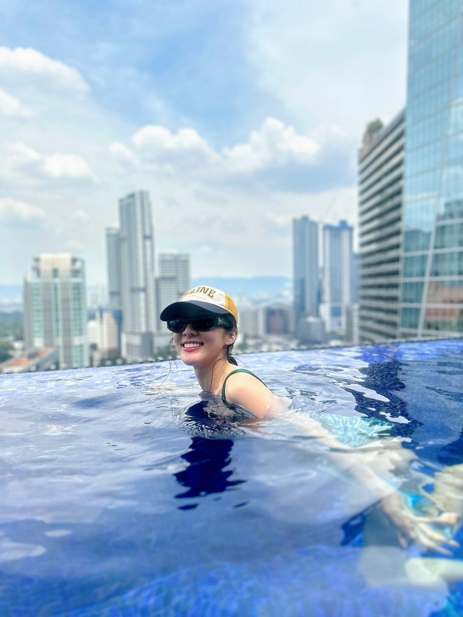 krungy21's tweet image. Tourist Dara in #KualaLumpur #Malaysia 🇲🇾 relax relax before waterbomb Busan!