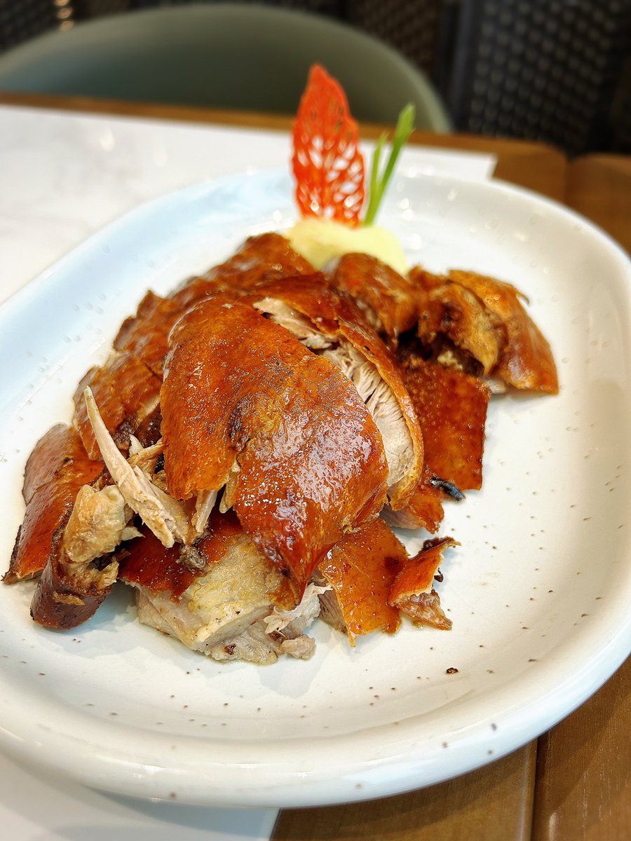 choiutsuitter's tweet image. 7月後半は時間に余裕があるため、お客さんと食事に行ったり事務所でお話ししたりすることが多い。このおしゃべりがとても楽しくて元気が出る。お土産を交換して、「お互いがんばりましょうね」と言って別れる。シスターフッド✊。
(先日食べた北京ダックと豆花)。