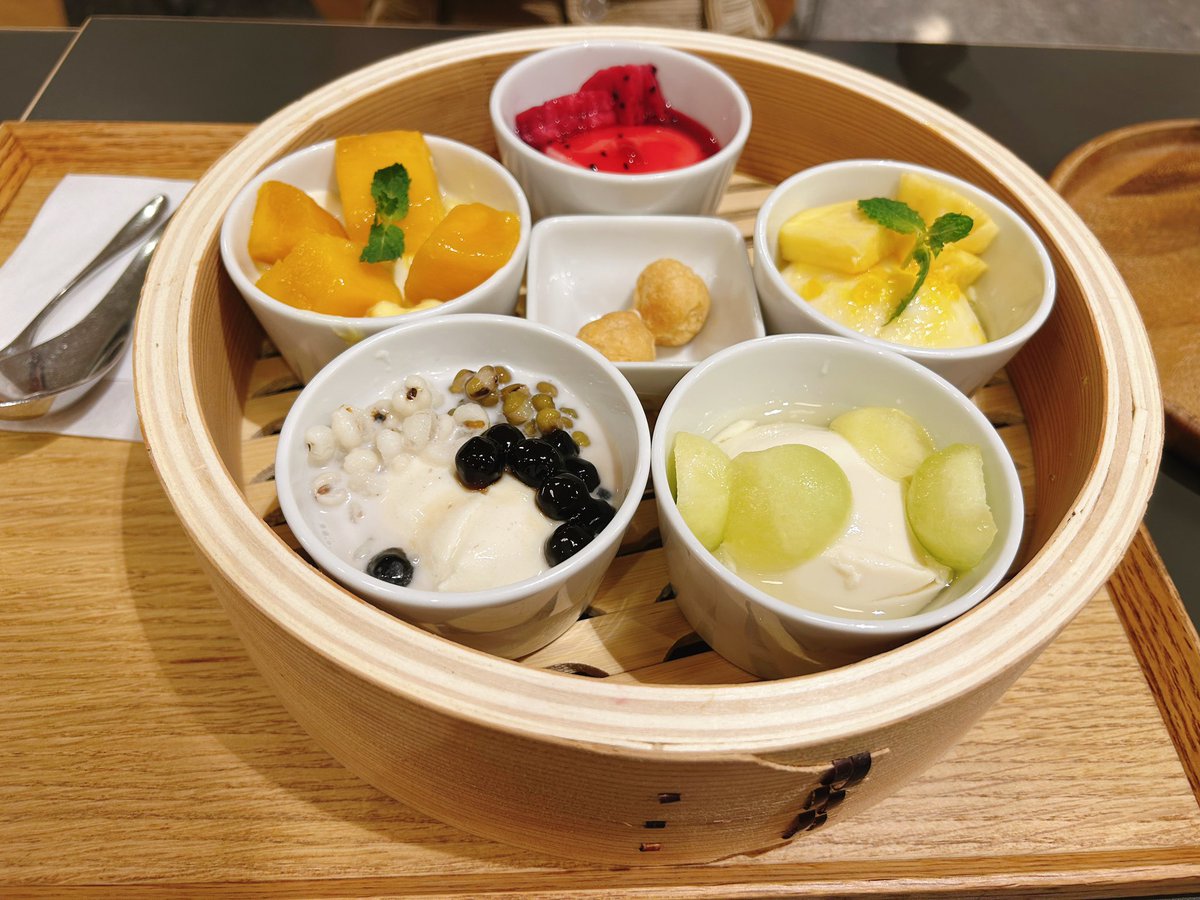choiutsuitter's tweet image. 7月後半は時間に余裕があるため、お客さんと食事に行ったり事務所でお話ししたりすることが多い。このおしゃべりがとても楽しくて元気が出る。お土産を交換して、「お互いがんばりましょうね」と言って別れる。シスターフッド✊。
(先日食べた北京ダックと豆花)。