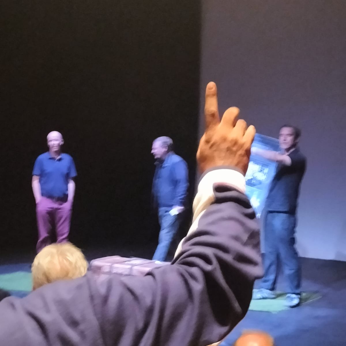 BruisedSky's tweet image. First class evening last night at The Ghost of White Hart Lane @jacksons_lane - the performance supported the brilliant charity @Legend_on_Bench with a post show auction @1MickyHazard @TheMartinMurphy @robawhite Thanks to all attended, bid and walked away winners! A fab night!