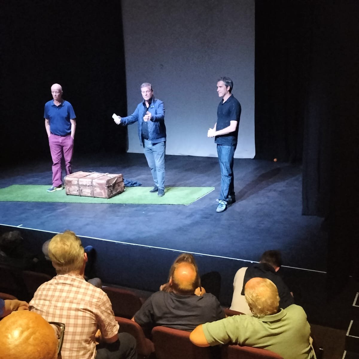 BruisedSky's tweet image. First class evening last night at The Ghost of White Hart Lane @jacksons_lane - the performance supported the brilliant charity @Legend_on_Bench with a post show auction @1MickyHazard @TheMartinMurphy @robawhite Thanks to all attended, bid and walked away winners! A fab night!