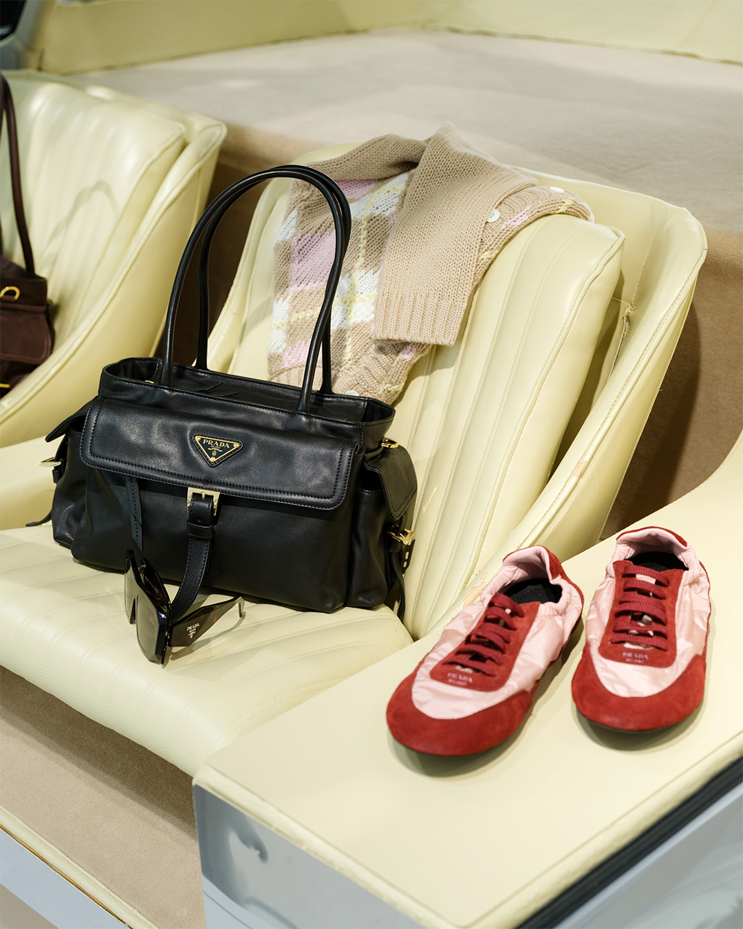 早い者勝ち　美品　PRADA プラダ　三つ折り　折りたたみ　銀ロゴ　フレーム プラダ 三つ折り財布 財布 レディース サフィアーノ メタル