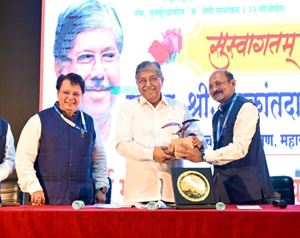 📍 २५ जुलै २०२५ | अमरावती

आज शासकीय विदर्भ ज्ञान विज्ञान संस्थेत परीक्षा भवन व प्रशासकीय इमारत, उपहारगृह आणि विद्यार्थी सामान्य सुविधा कक्ष, सामायिक परीक्षा कक्ष व वाचनालय यांचे उदघाटन तसेच स्मार्ट क्लासरूमच्या भूमिपूजन सोहळ्यास उपस्थित राहिलो.

अमरावती शहराच्या मध्यभागी १६७ एकर