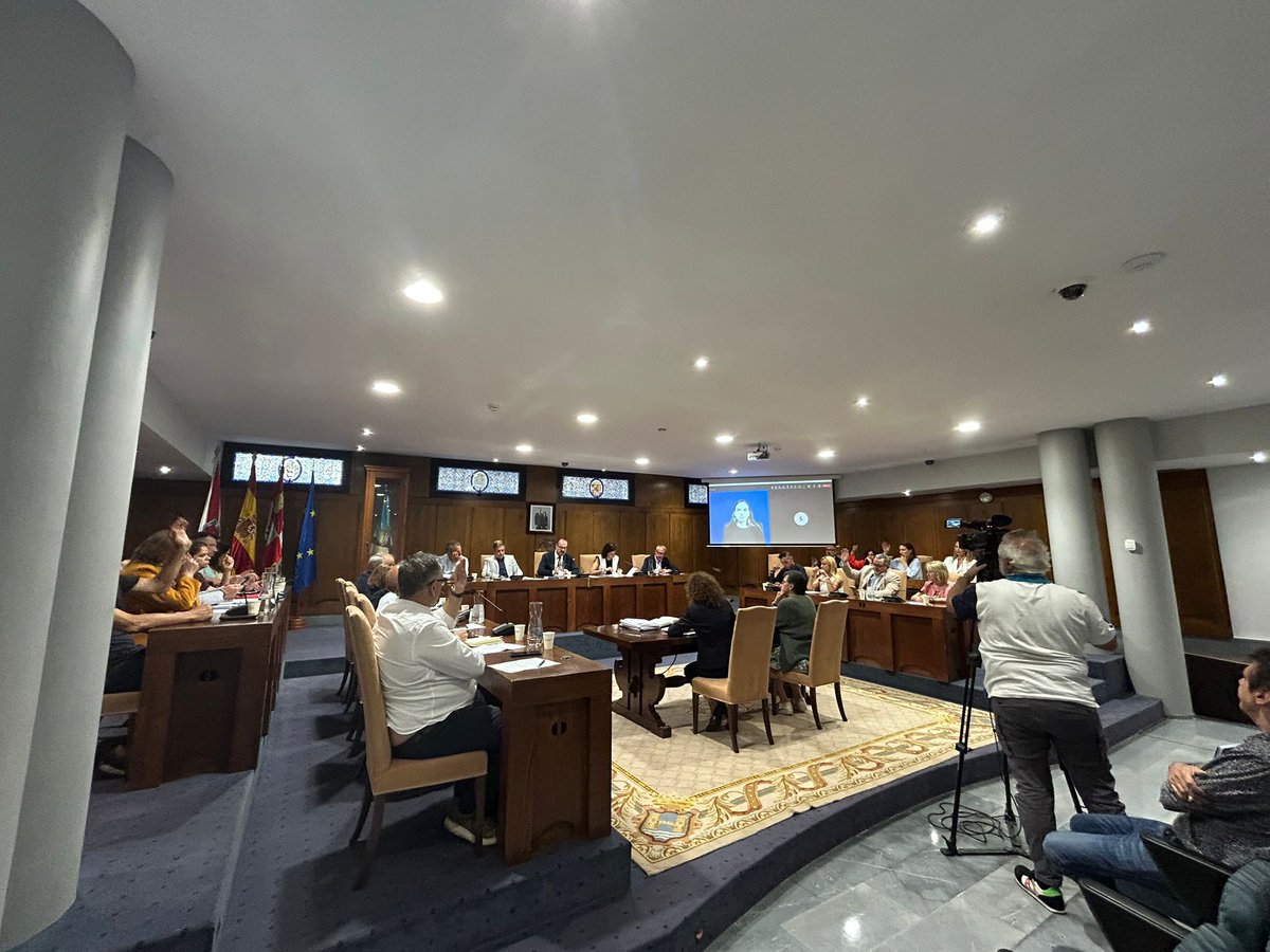El Pleno del Ayuntamiento aprueba una moción para instar a la ULE a incluir fehacientemente la impartición en el Campus de Ponferrada desde el primer curso en la memoria del futuro Grado de Medicina

ponferrada.org/es/plenos/sesi…
