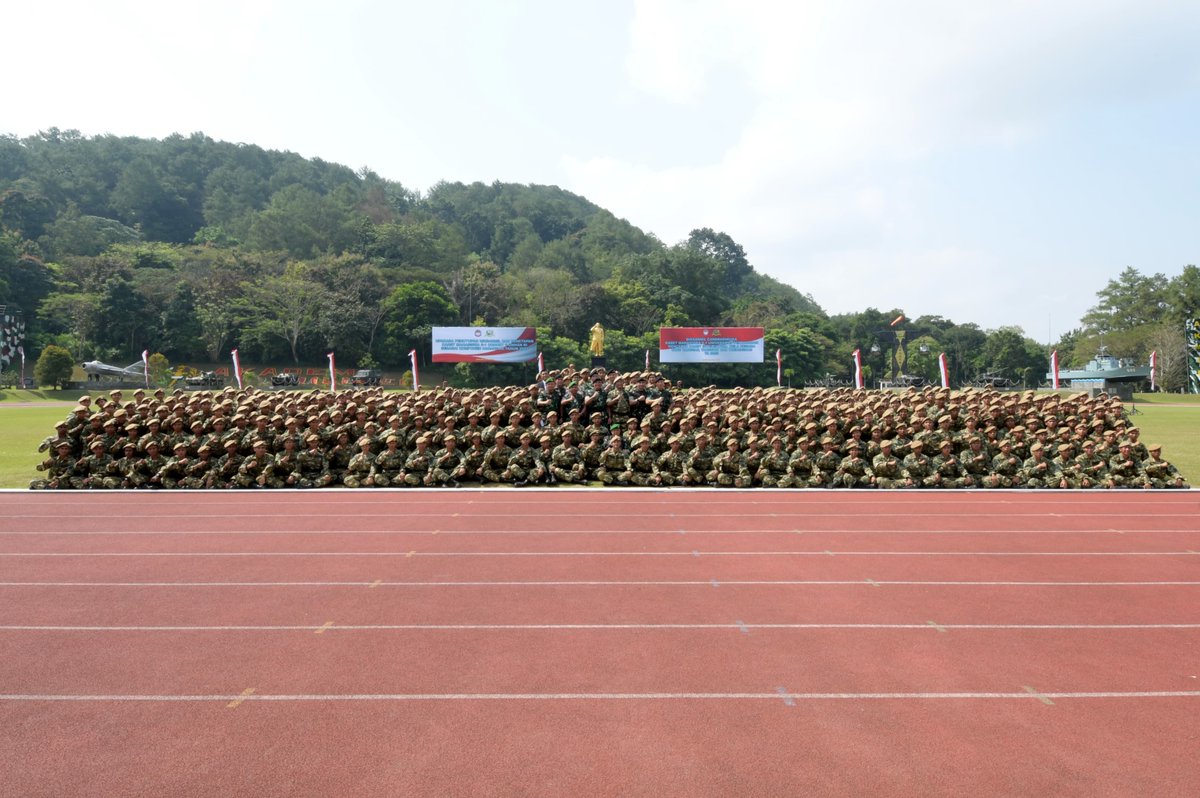 Kemhan_RI's tweet photo. Para kadet diharapkan menjadi agen perubahan yang menanamkan nilai-nilai bela negara serta memadukan ilmu dan loyalitas demi kejayaan Indonesia.
@Unhan_RI
#SekjenKemhan #Kemhan #KemhanRI #Unhan #Komcad https://t.co/B0rDkQ7dr3