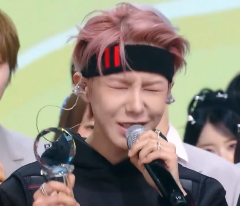 런쥔이 말이 꼬여가지구 다시 고쳐서 말하느라 코찡긋 야웅이 됐어 (๑≧∇≦๑) 💕