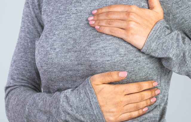 QMULBartsTheLon's tweet photo. More women at higher risk of breast cancer should be offered a mastectomy, according to researchers at @QMUL and @LSHTM New analysis, published in @JAMAOnc, has found it's cost-effective way of reducing risk of developing breast cancer compared to breast screening and medication. https://t.co/STjcp0CVEI