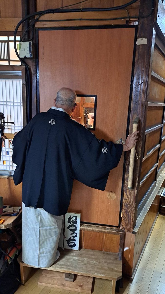 nezutoshi's tweet image. 新宿末広亭5日目。温かいお客さんで楽しかった😄写真は国本はる乃さんの高座をガン見する笑遊師匠😄