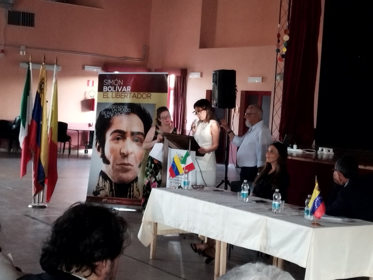 La Cónsul General dio las palabras de bienvenida, señalando que hoy se rinde homenaje a un gran hombre que marco un antes y un después en la historia de AmericaLatina y el mundo, un ser universal que luchó por la libertad ,la independencia, la igualdad y la unión latinoamericana.