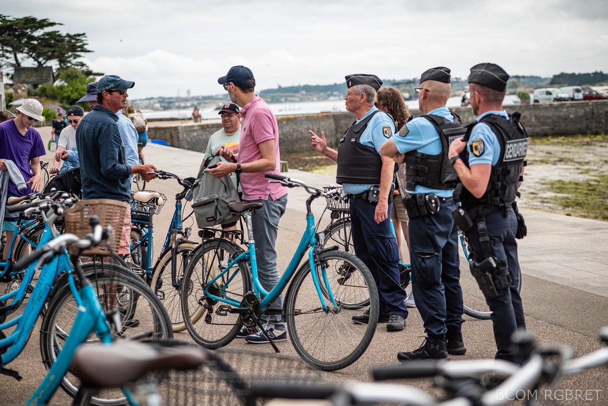 Gendarmerie's tweet image. #Été ☀️ Cet été, des #gendarmes d'active et de réserve des Hauts-de-France renforcent les unités locales en #Bretagne dans le cadre du Dispositif Estival de Protection des Populations. Bravo pour leur engagement ! 👏 #ÀVosCôtés
📸 BCOM BRET