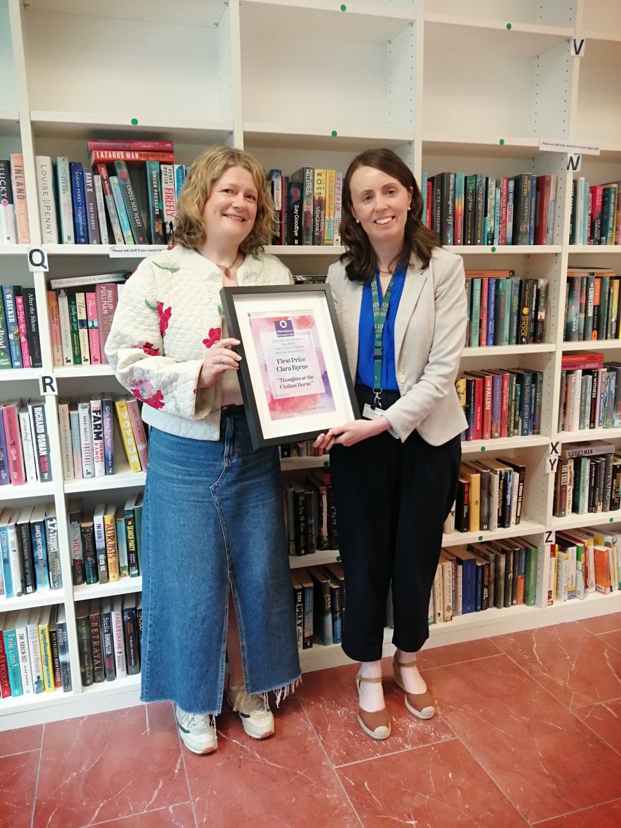 corkcolibrary's tweet image. 💜 Our winners of the International Women’s Day Flash Fiction Competition 2025! Comhghairdeachas! 👏✨
💜 Marie from our Lending Library presenting Clara Byrne with her prize for her winning entry ‘Thoughts at the Clothes Horse’ & buaiteoir an Chéad Duais sa Ghaeilge, Séamus Mac…