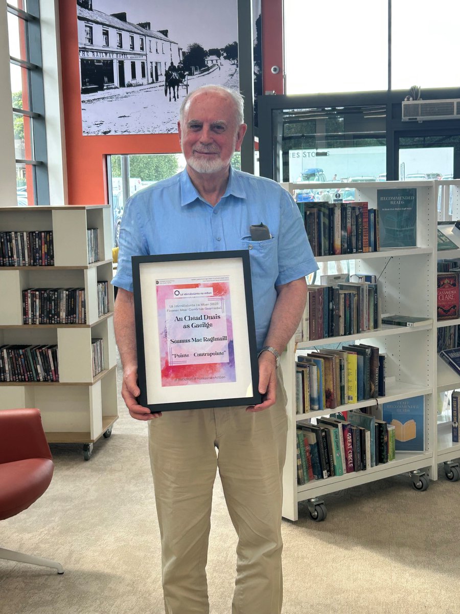 corkcolibrary's tweet image. 💜 Our winners of the International Women’s Day Flash Fiction Competition 2025! Comhghairdeachas! 👏✨
💜 Marie from our Lending Library presenting Clara Byrne with her prize for her winning entry ‘Thoughts at the Clothes Horse’ & buaiteoir an Chéad Duais sa Ghaeilge, Séamus Mac…