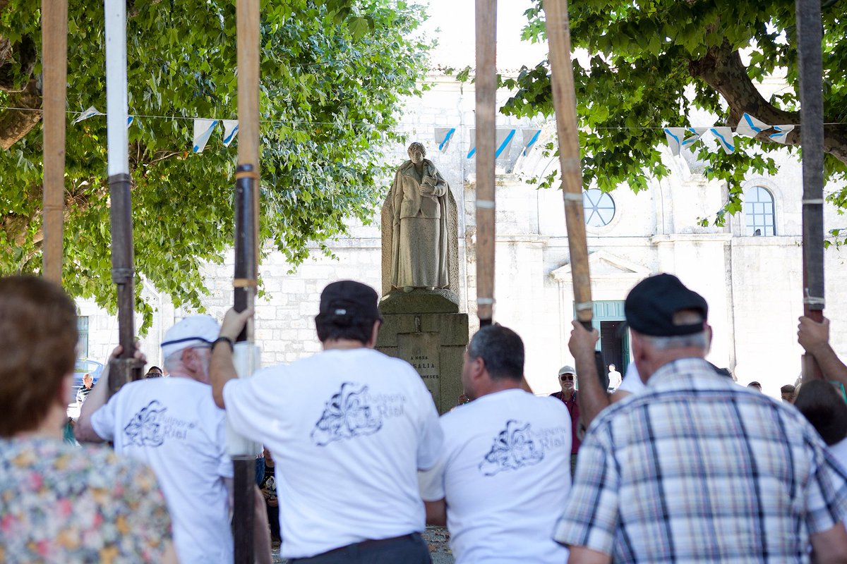 Feliz #DíaNacionaldeGalicia! 🤍🩵🤍
Se o queres celebrar con nós 👇

2️⃣5️⃣ de xullo
19h: Homenaxe dos mariñeiros da #Inchadiña a Castelao en Rianxo
2️⃣6️⃣ de xullo:
🚀10h Saída de Rianxo
🚀16h Saída de Vilarello (Valga)
➡️18h Chegada (aprox) a Padrón

➕ rosalia.gal/que-facemos/ax…