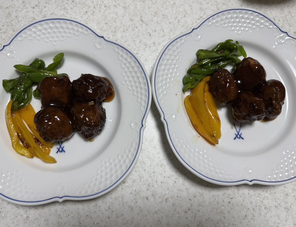 MyE1e's tweet image. 明日から夏休み🌻
実家に帰ってきた
暑い~🥵💦お日様ｷﾞﾗｷﾞﾗ
お酒のおつまみ作ったよ
肉団子　野菜とホタテの炒め物🫛
