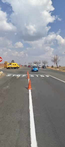 GPDRT_'s tweet image. Our hardworking road maintenance teams in Krugersdorp District have been on the ground enhancing road safety and infrastructure, with fresh road markings completed in the Lufereng area.
The team was regravelling Road D2527 and D99 and tar-patching at Raatskraal and in Maropeng.