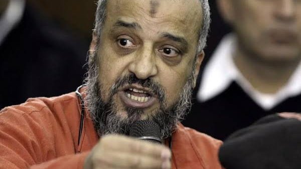 12 Yıldır Mısır'da Tutuklu Bulunan ve AÇLIK Grevine Başlayan Dr. Muhammed el-Biltaci'den DÜNYAYA Çağrı ;

-"Ben Muhammed el-Biltaci'yim… El-Ezher Üniversitesi Tıp Fakültesi öğretim üyesi, eski parlamento üyesi ve 2013 yılından beri siyasi duruşum nedeniyle tutukluyum."
-"Son üç