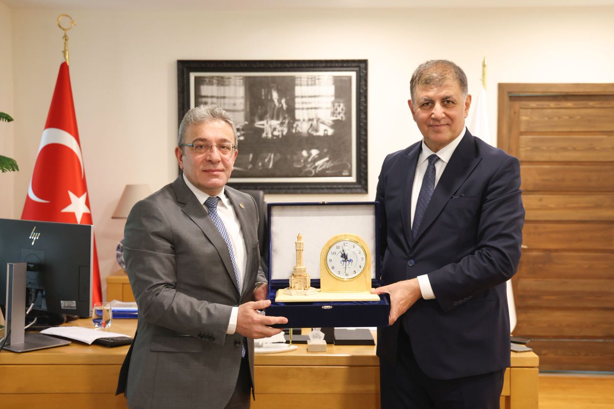 universitemDEU's tweet photo. 🔵 Rektörümüz, İzmir Büyükşehir Belediye Başkanını Ziyaret Etti

Rektörümüz Prof. Dr. Bayram Yılmaz,  İzmir Büyükşehir Belediye Başkanı Dr. Cemil Tugay’a nezaket ziyareti gerçekleştirdi.

🤝 Rektörümüze Rektör Yardımcılarımız, Genel Sekreter V., Mühendislik Fakültesi Dekanımız ile Yapı İşleri ve Teknik Daire Başkanımızın eşlik ettiği ziyarette; üniversite-şehir ilişkilerinin güçlendirilmesi; bilimsel, sosyal ve kültürel iş birlikleri; İzmir’in kalkınmasına olumlu etki sunacak projeler görüşülüp Üniversitemizin yürüttüğü toplumsal katkı projeleri ile ilgili bilgi aktarıldı.

🌐 İzmir’in geleceğine katkı sunacak bütün iş birliklerine açık olan Dokuz Eylül Üniversitesi (DEÜ) olarak, Sayın Başkan’a nazik ev sahipliği için teşekkür ediyoruz.

@izmirbld

#DokuzEylülÜniversitesi