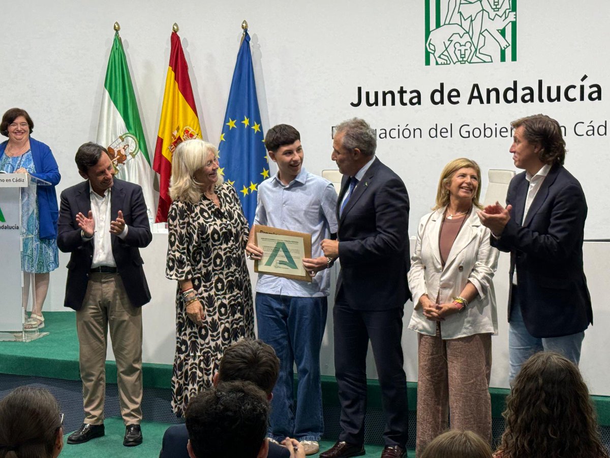 🏅La semana pasada Martín Marchante Guerrero recogió uno de los once Premios Extraordinarios de Bachillerato que la Junta de Andalucía ha entregado en la provincia de Cádiz. Una vez más, ¡enhorabuena! #iessanctipetri #premiosextraordinarios