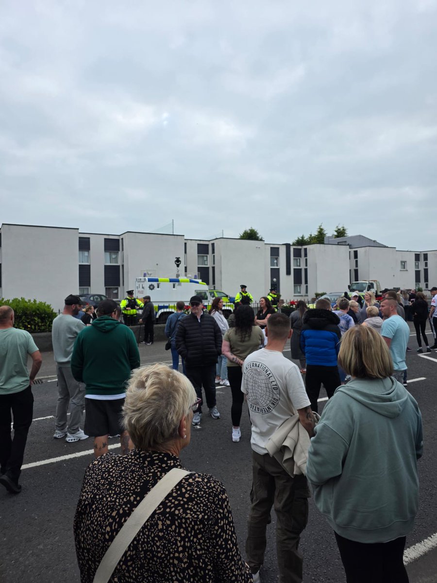 politicseu7's tweet image. Crowds of concerned citizens gather outside migrant hotel Chimney Corner to protest the continued illegal invasion of Northern Ireland 👊
The only place these unvetted illegals should be housed is a jail cell or the first return boat out
#EnoughIsEnough