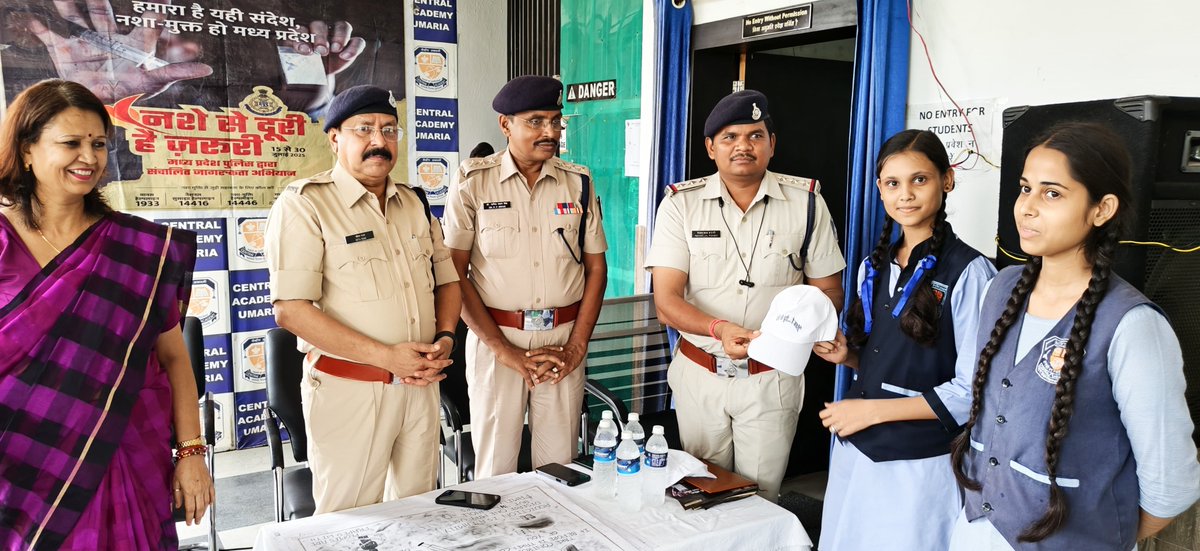 Umaria_SP's tweet image. "नशे से दूरी,है जरूरी" अभियान के तहत अति. पुलिस अधीक्षक उमरिया श्री सीताराम की उपस्थिति में सेंट्रल अकेडमी स्कूल उमरिया में नशा मुक्ति जागरूकता कार्यक्रम का आयोजन #नशे_से_दूरी_है_जरूरी
#SayNoToDrugs
#nashamuktmp
@DGP_MP
@ianuragIPS
@MPPoliceDeptt
@mohdept