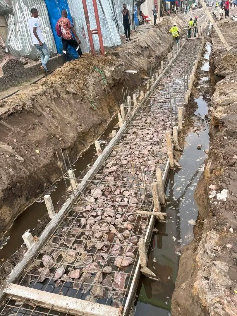 A Kinshasa, les communes de Makala, Ngaba, Ngiri-Ngiri, Selembao, Bandalungwa, etc. sont devenues, depuis quelques mois, de véritables chantiers urbains. Jamais, depuis au moins trois décennies, ces quartiers n’avaient connu autant d’investissements en voirie. Hier, en y