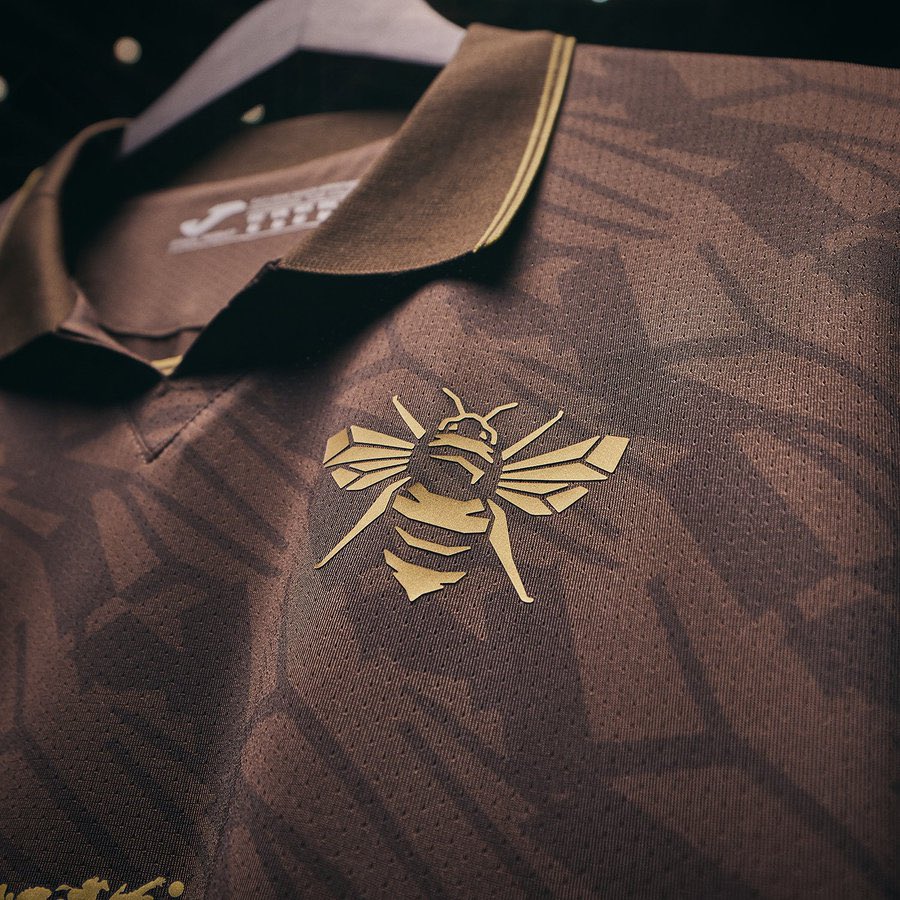 TheShirtUnion's tweet image. 🟫| @BrentfordFC Away 25/26
Celebrates the club’s connection with the bees, with a bee-wing pattern running throughout the brown base.
The crest is simplified to a bee for the first too, all rounded off with gold detailing 🙌