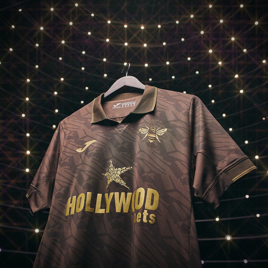 TheShirtUnion's tweet image. 🟫| @BrentfordFC Away 25/26
Celebrates the club’s connection with the bees, with a bee-wing pattern running throughout the brown base.
The crest is simplified to a bee for the first too, all rounded off with gold detailing 🙌