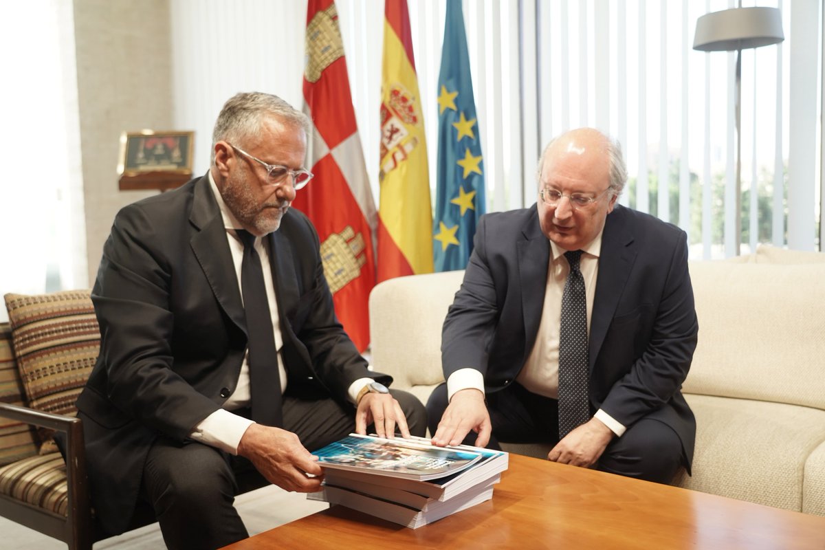 Cortes de Castilla y León (@cortes_cyl) on Twitter photo El Presidente de las Cortes de Castilla y León, Carlos Pollán (<a href="/CarlosPollan/">Carlos Pollán Fernández</a>), ha recibido hoy en su despacho al Presidente del Consejo Económico y Social (<a href="/cescyl/">CES Castilla y León</a>), Enrique Cabero, que le ha hecho entrega del Informe Anual 2024 de la Institución. El Presidente de las Cortes de Castilla y León, Carlos Pollán (<a href="/CarlosPollan/">Carlos Pollán Fernández</a>), ha recibido hoy en su despacho al Presidente del Consejo Económico y Social (<a href="/cescyl/">CES Castilla y León</a>), Enrique Cabero, que le ha hecho entrega del Informe Anual 2024 de la Institución.