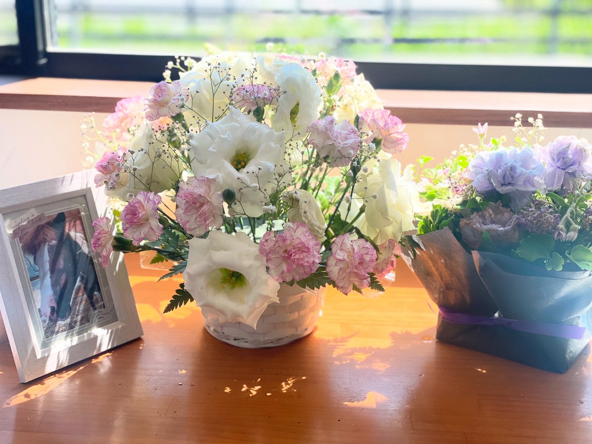 umanmapark's tweet image. 7月23日はチカラの一周忌でした💐
お客様から素敵なお花をいただきました。
今でもみんなに愛されるチカラ、偉大な存在でした。チカラなくして今のうまんまパークはありません。
チカラ、また一年見守っていてね!チカラの嘶きが聞けなくて寂しいです。