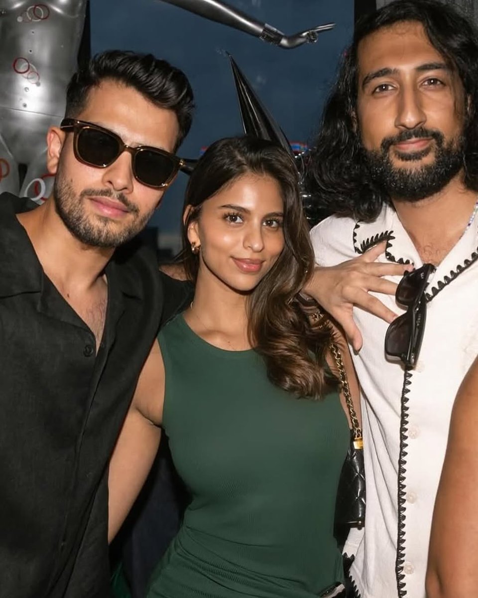 indiaforums's tweet photo. Suhana Khan stuns at a NYC event with rumoured boyfriend Agastya Nanda, but itโs her moment with Canadian rapper Tesher thatโs stealing the spotlight! ๐ฅ๐คโจ
.
.
.
#SuhanaKhan #AgastyaNanda #Tesher #NYCEvent #StarKids #BollywoodBuzz #CanadaMeetsBollywood #IndiaForums https://t.co/MYbkyJ6erL