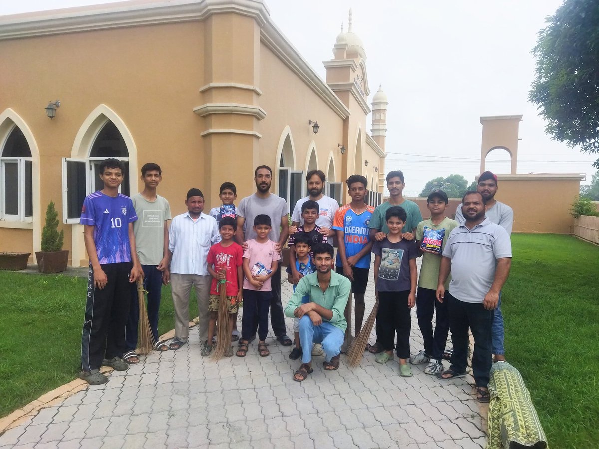 mkaindia's tweet photo. Unity in Action
By the grace of Allah, Khuddam and Atfal came together in Mohalla #Masroor, #Qadian for a Waqar e Amal
Building bonds, strengthening faith, and serving the Jamaat together
#Punjab https://t.co/iRsOGghQ1x
