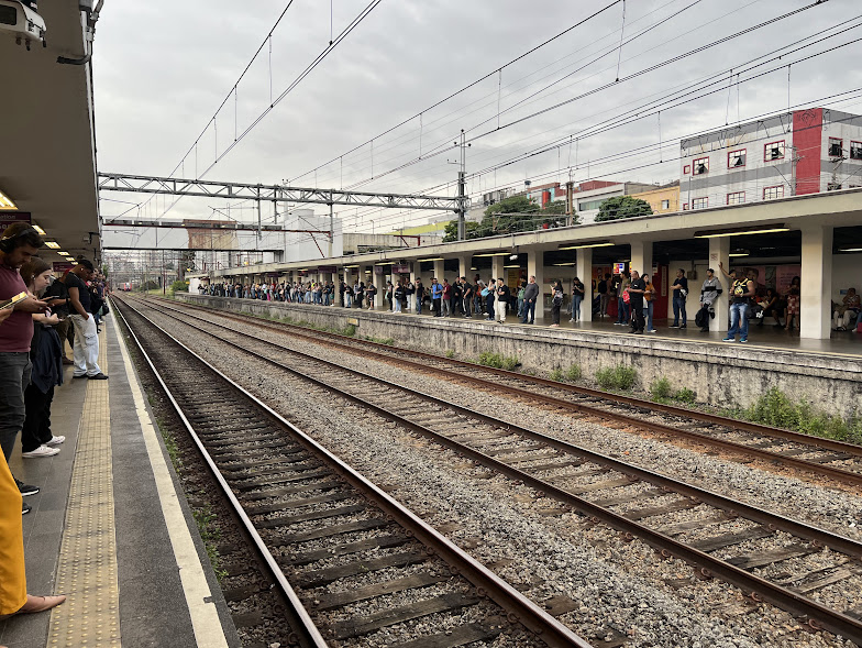 DiariodaCPTM's tweet image. 🚆 Serviço 710 (Linha 7-Rubi / Linha 10-Turquesa)

• Sábado (26/07): das 23h à 0h, trens não param na estação Piqueri (sentido Rio Grande da Serra)

• Domingo (27/07):

– Das 4h às 6h: sem parada em Piqueri (sentido Rio Grande da Serra)
– Das 8h às 18h: sem parada em Piqueri…