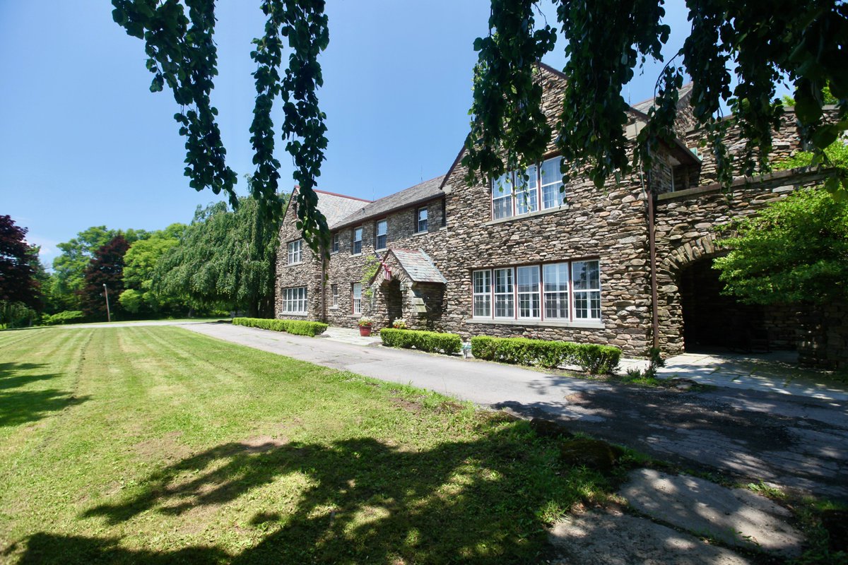 goshopstr's tweet photo. Elegant estate with gardens and mountain views – perfect for peaceful getaways.

Book now: https://t.co/wlkkHlpbOG https://t.co/pA3iWEe6nm