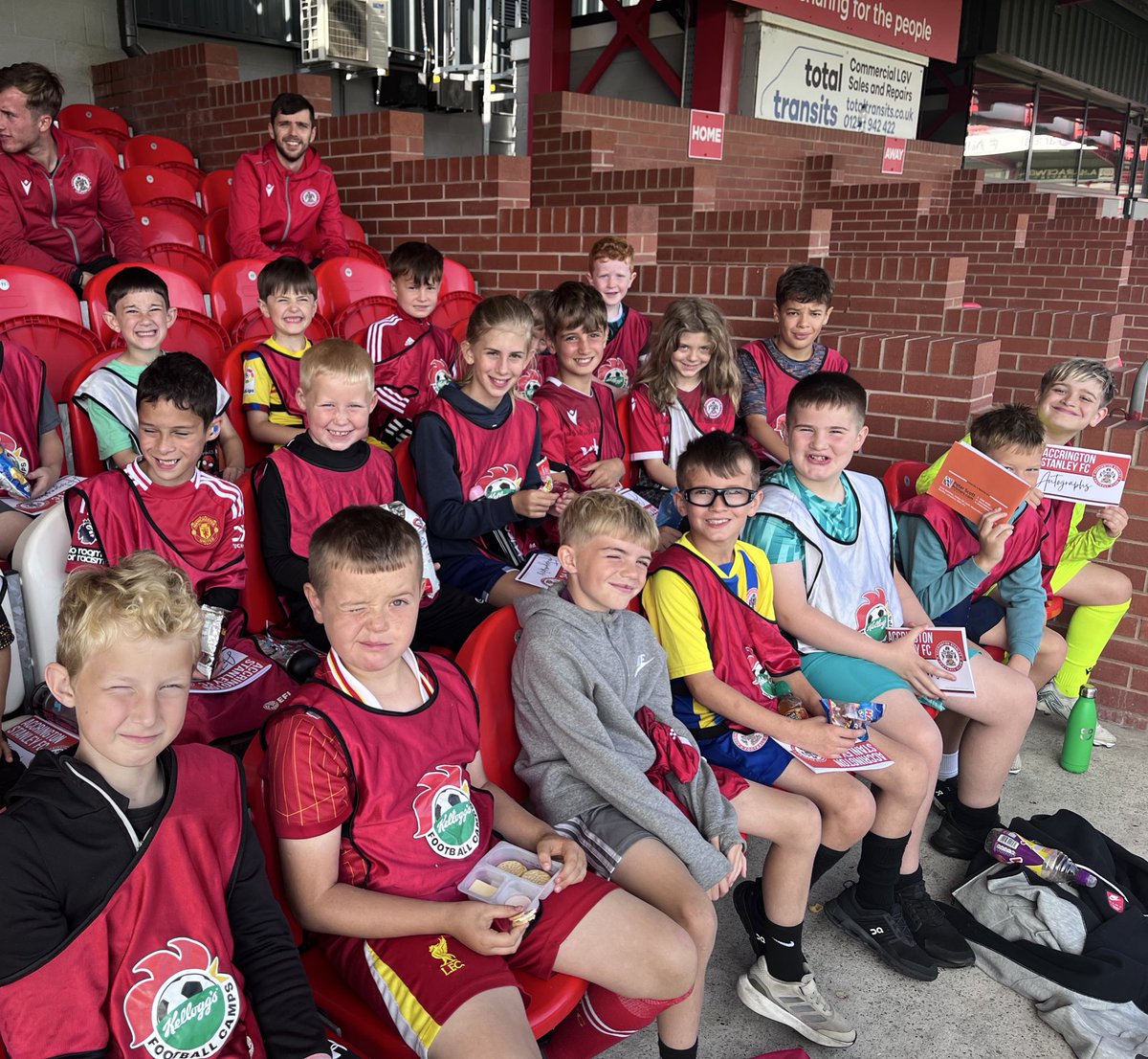 ASFCcommunity's tweet image. Our @KelloggsUKI Football Camp and Holiday Camp kids had a brilliant time at today’s @ASFCofficial open training session!
Huge thanks to the players for being absolute stars with the children – as always, you were class ❤️⚽
Kellogg's UK & Ireland @efl #KelloggsFootballCamps