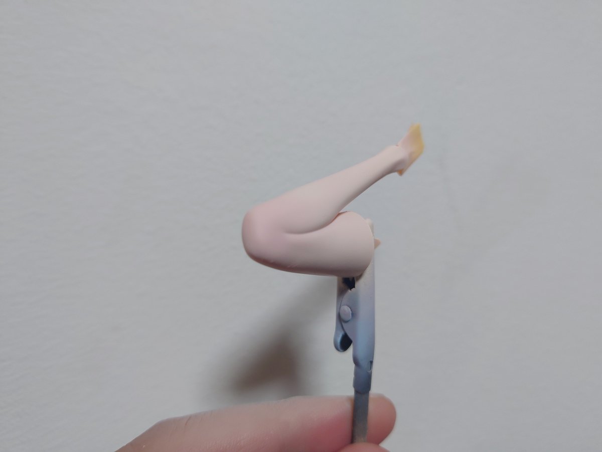 yikiism3rd's tweet image. リツカ進捗
今回は、調色をメインに塗装してるけどやはり慣れてきたのか今のところ失敗してない。
んで、肌はラスキウスのホワイトピーチに少量の白雪をまぜて膝部分はサフの色を少し残したけどいい雰囲気な気がする