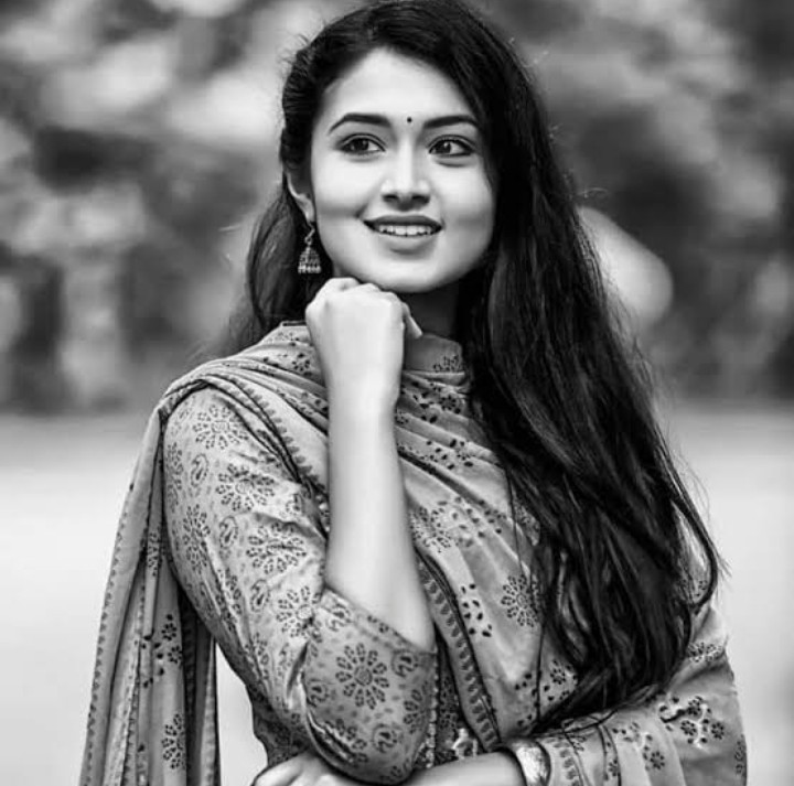 হাসছো তুমি,
ভাবছো দেখছেনা কেউ!
দেখো দূরে দাঁড়িয়ে দেখছি আমি।
মন খারাপের বিকেলে,
এলোমেলো চুলে
দেখো আমার কাছেই তুমি।