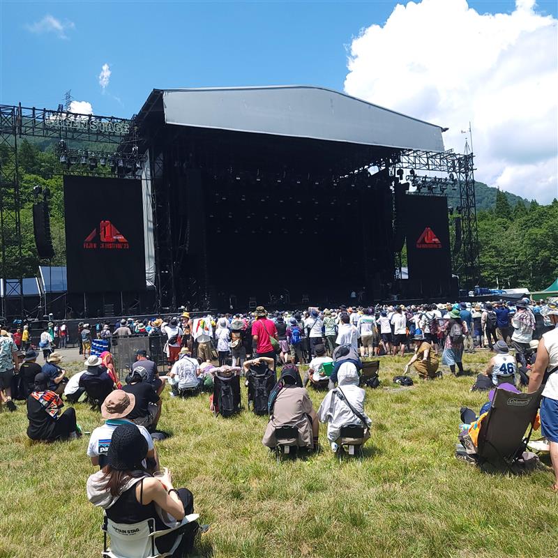 ShureJapan's tweet photo. 🌲 #FUJIROCK '25|DAY1|Green Stageからお届け 🌲
Shureのワイヤレスマイクが今年も活躍中! #WWB7 によるリアルタイム周波数管理により、広大な会場でも安定したオーディオを届けます。
#フジロック の音と空気、ぜひ感じてください。
#舞台裏レポート #プロオーディオ #Shure #wavetool https://t.co/m5kySzwu5W